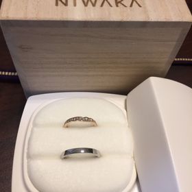 【俄(にわか)の口コミ】 指輪を付けた時にすごくフィットした感じが気持ちよく、普段の生活をする…