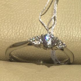 【A・D・A(エー・ディー・エー)の口コミ】 ダイヤモンドが大きめでしっかりとした存在感で華やかさのあるリングです…