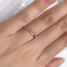 【AMOUR AMULET(アムール・アミュレット)の口コミ】 デザイン性が高いストレートタイプのリングを探していました。理由は婚約…