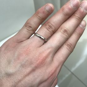 【4℃ BRIDAL(ヨンドシーブライダル)の口コミ】 形状はウェーブで、ウェーブ部分につや消し加工がされていて変わっていて…