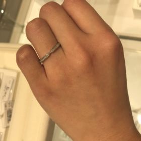 【ケイウノ ブライダル(K.UNO BRIDAL)の口コミ】 すっきりとしたシンプルなデザインでありながら、個性的で存在感がありま…