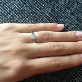 【LUCIE(ルシエ)の口コミ】 何かと海に所縁があったので婚約指輪は海をモチーフにしたものがいい！と…