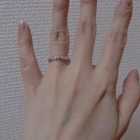 【Something Blue(サムシングブルー)の口コミ】 シンプルなプラチナのストレートデザインで、ダイヤが一粒入った指輪がい…