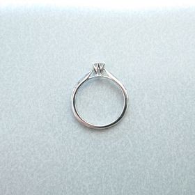 【銀座ダイヤモンドシライシの口コミ】 第一に、ダイアモンドを持つ部分が高く設計されているため、単独でも綺麗…