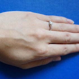 【アイプリモ(I-PRIMO)の口コミ】 指が短いので、Ｖ字にカーブしているデザインの指輪を探していました。サ…