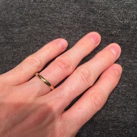 【ラザール ダイヤモンド(LAZARE DIAMOND)の口コミ】 シンプルだけどかっこいい感じがよかった。手のひら側のみ少し細くなって…