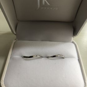 【1122 iifuufu bridal(いい夫婦ブライダル)の口コミ】 細身のウエーブラインの指輪を探していて、予算もピッタリで、接客も良く…