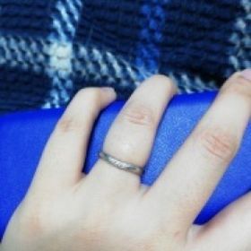 【AFFLUX(アフラックス)の口コミ】 もともと職業柄指輪をする習慣がなかったので、シンプルなデザインをと考…
