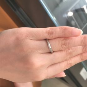 【エクセルコダイヤモンド(EXELCO DIAMOND)の口コミ】 シンプルなデザインでありながら個性的で人と被らないリングを探しており…