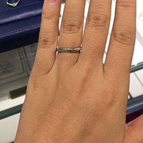 【銀座ダイヤモンドシライシの口コミ】 両端にダイヤモンドをあしらった派手すぎないデザインが◎
他ではあまり見…