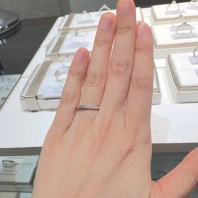 【アイプリモ(I-PRIMO)の口コミ】 ダイヤが斜めにたくさん入っているところです。指輪の存在感がある感じが…