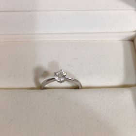 【MAUBOUSSIN(モーブッサン)】の口コミ 虹色にギラギラと輝くダイヤは苦手で気に入った婚約指輪に出会えず、
別の...