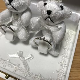 【俄(にわか)の口コミ】 真ん中とサイドにダイヤがあり、カラット数が小さくても大きく見える点が…