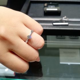 【ラザール ダイヤモンド(LAZARE DIAMOND)の口コミ】 横からダイヤが見えるところ。
リング自体はストレートなのに、サイドのメ…