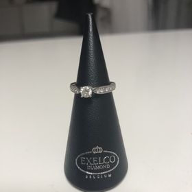 【エクセルコダイヤモンド(EXELCO DIAMOND)の口コミ】 センターダイヤの両側のメレダイヤと、ミル打ちデザインが魅力的でした。
…