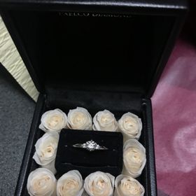 【エクセルコダイヤモンド(EXELCO DIAMOND)の口コミ】 彼が選んでくれました。
シンプルで指をすらっと長く綺麗に見せてくれるデ…