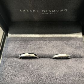 【ラザール ダイヤモンド(LAZARE DIAMOND)の口コミ】 結婚指輪だけでつけた時のデザイン性も重視してましたが、婚約指輪との重…