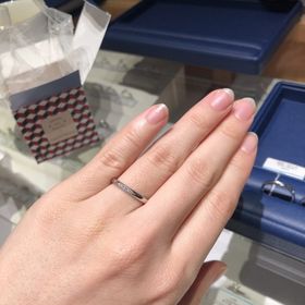 【銀座ダイヤモンドシライシの口コミ】 細身ですが、ダイヤモンドが５石も入っていてとても存在感のあるリングで…