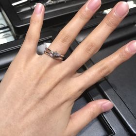 【ラザール ダイヤモンド(LAZARE DIAMOND)の口コミ】 程よいカーブが可愛かったから。
細かいダイヤが綺麗でさりげないところが…