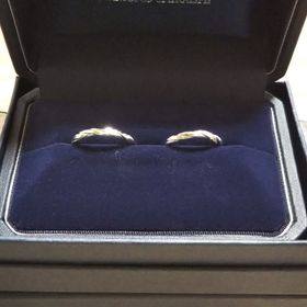 【銀座ダイヤモンドシライシの口コミ】 まずこのお店の指輪はシンプルな中に上品さがあるものばかりでした。その…