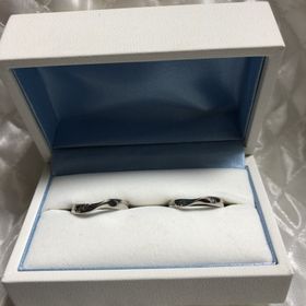 【ジュエリーアウラの口コミ】 他ブランドで購入した婚約指輪とセットして違和感のない指輪であったこと…