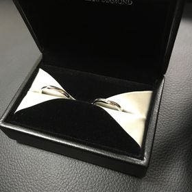 【エクセルコダイヤモンド(EXELCO DIAMOND)の口コミ】 やっぱりデザインと品質の高さです。長く身に付けるものなので落ち着きと…