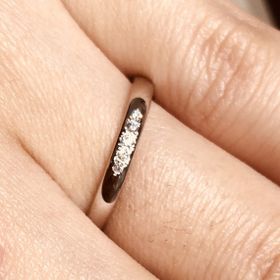 【アイプリモ(I-PRIMO)の口コミ】 ストレートの形のリング中にストーンが5つ入っており、シンプルだけど可愛…