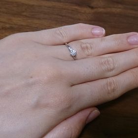 【ラザール ダイヤモンド(LAZARE DIAMOND)の口コミ】 ダイヤモンドが大きいものとサイドに小さいものが3つほど付いています。か…