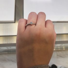 【ANTWERP BRILLIANT(アントワープブリリアント)の口コミ】 シンプルで上品な指輪のデザインが気に入りました。中央のダイヤモンドが…