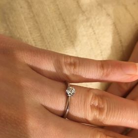 【アイプリモ(I-PRIMO)の口コミ】 シンプルで洗練されている点。多方面からダイヤに光がよく差し込む構造に…