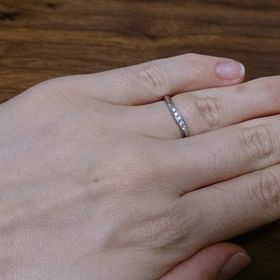 【ラザール ダイヤモンド(LAZARE DIAMOND)の口コミ】 婚約指輪とセットで付けることを考えており、同じ斜めのデザインを希望し…
