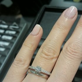 【エクセルコダイヤモンド(EXELCO DIAMOND)の口コミ】 ミル打ちデザインにひかれました。
繊細ですが、ミル打ち効果でキラキラ感…