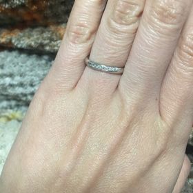 【ラザール ダイヤモンド(LAZARE DIAMOND)の口コミ】 婚約指輪がシンプルな一石のたて爪のものだったので、それに合うような少…