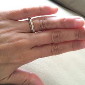 【ティファニー(Tiffany & Co.)の口コミ】 私と主人の指のタイプは全く違いますが、どちらの手にも馴染むペアリング…