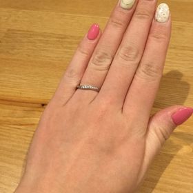 【アイプリモ(I-PRIMO)の口コミ】 婚約指輪と一緒につけた時の相性で選びました。セットリング以外の指輪の…
