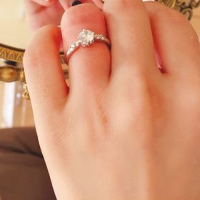 【Mariage ent(マリアージュエント)の口コミ】 中央のダイヤモンドに加えてサイドにメレダイヤが２つずつ付いており、実…