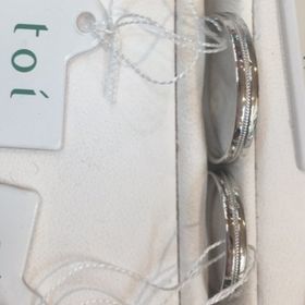 【et toi(エトワ)の口コミ】 シルバーでとてもシンプルですが、指輪の真ん中に一本ラインが入っている…