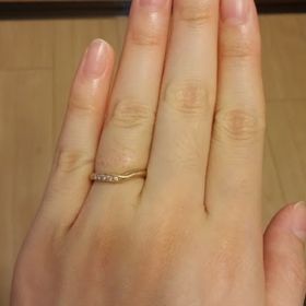 【A・D・A(エー・ディー・エー)の口コミ】 左手薬指にはめてみると、左側にダイヤが並んでいるので見た目がすごくき…