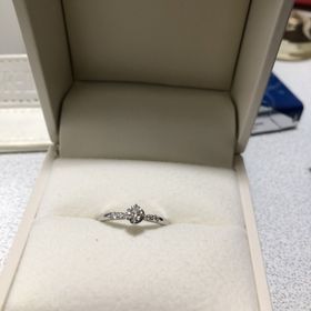 【et.lu(エトル)の口コミ】 形、デザイン、付けた感じ全て良かったです！
ダイヤモンドもバランスよく…