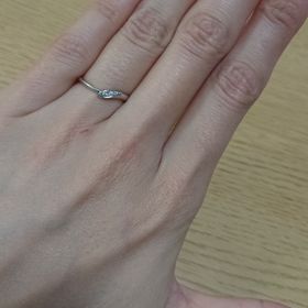 【CUKE(クーキ)の口コミ】 指が細く長く見える華奢なタイプの指輪が希望だったので、細めの指輪でV字…