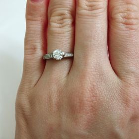 【ショーメ(CHAUMET)】の口コミ 上品でオーソドックスなデザインかつダイヤが散りばめられてキラキラな指輪...