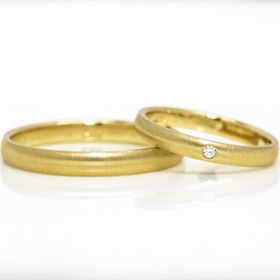 【Tezuka Jewelry(テヅカジュエリー)の口コミ】 非常にシンプルな18金のデザインであるなかで、中心に一粒のメレダイヤが…