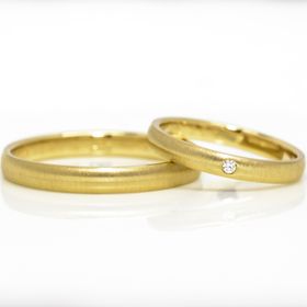 【Tezuka Jewelry(テヅカジュエリー)】の口コミ 非常にシンプルな18金のデザインであるなかで、中心に一粒のメレダイヤが...