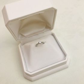 【WATANABE / 卸商社直営　渡辺の口コミ】 いろいろな石を比べて、予算内でなるべく大きなものをと探しました。ダイ…