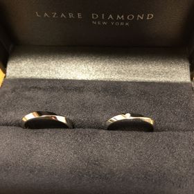 【ラザール ダイヤモンド(LAZARE DIAMOND)の口コミ】 ラザールダイヤモンドさんのデザインが非常に気にいりました。
シンプルす…