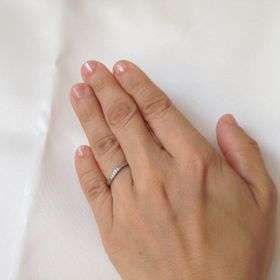 【アイプリモ(I-PRIMO)の口コミ】 デザインのオリジナル性が気に入りました。指輪の輪郭に軽くS字になったカ…