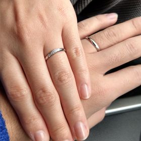 【Quand de Mariage(クワンドゥマリアージュ)の口コミ】 女性の婚約指輪と重ね付けできること
ウェーブの特徴的なデザインだったた…