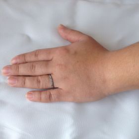 【アイプリモ(I-PRIMO)の口コミ】 女性用の指輪とセットで購入しました。女性用と同様に軽くウェーブしてい…