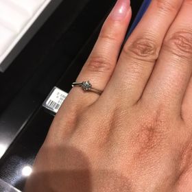 【銀座ダイヤモンドシライシの口コミ】 関節が太いので、ストレートではなく指輪に動きがあるデザインの方がすっ…