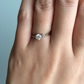 【4℃ BRIDAL(ヨンドシーブライダル)の口コミ】 彼が選んでくれたのですが真ん中に大きなダイヤがあってその両サイドには…